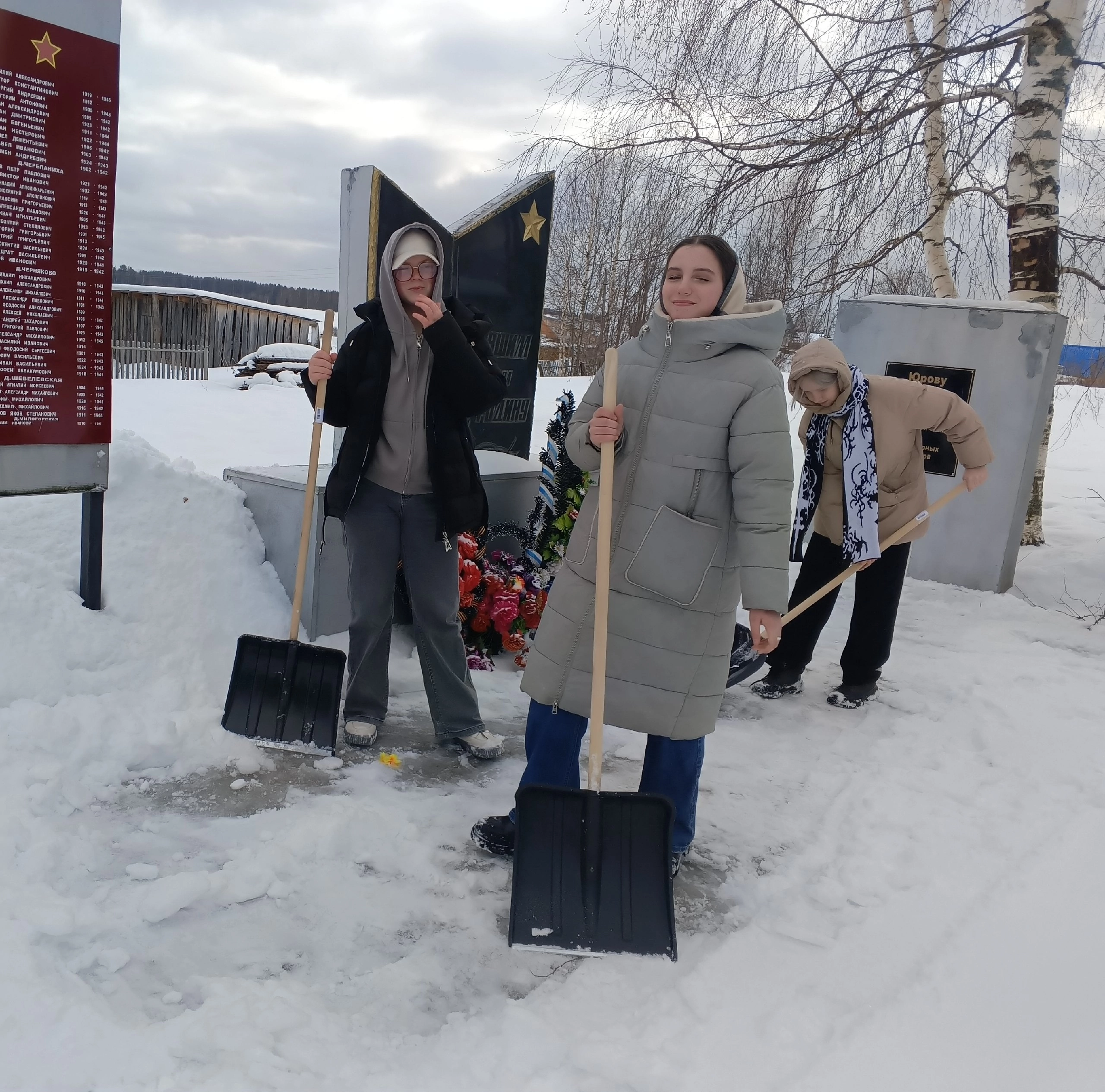 уборка территории памятника.